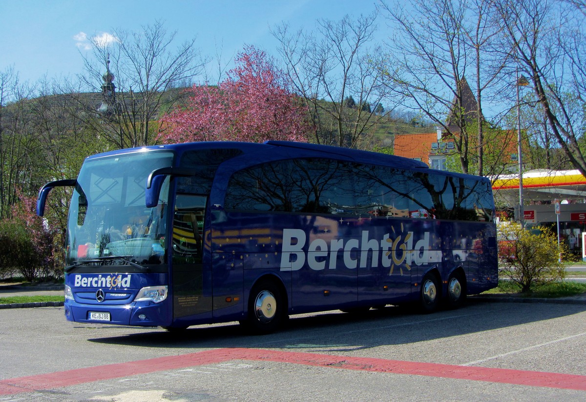 Mercedes Benz Travego von Berchtold Reisen aus der BRD am 14.4.2015 in Krems.