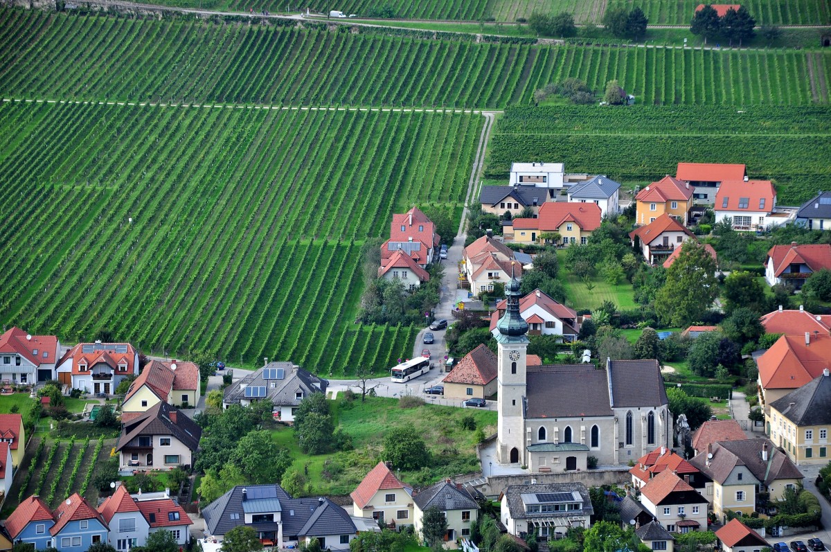 Mercedes Citaro von Zuklinbus aus sterreich hier in Loiben in der Wachau zwischen Krems und Drnstein als Linienbus Wachau linkes Ufer unterwegs.12.9.2014,Aufnahme vom anderen Donauufer auf der Ferdinandswarte aus gemacht!