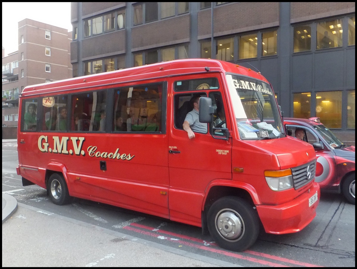 Mercedes von G.M.V. Coaches aus England in London.