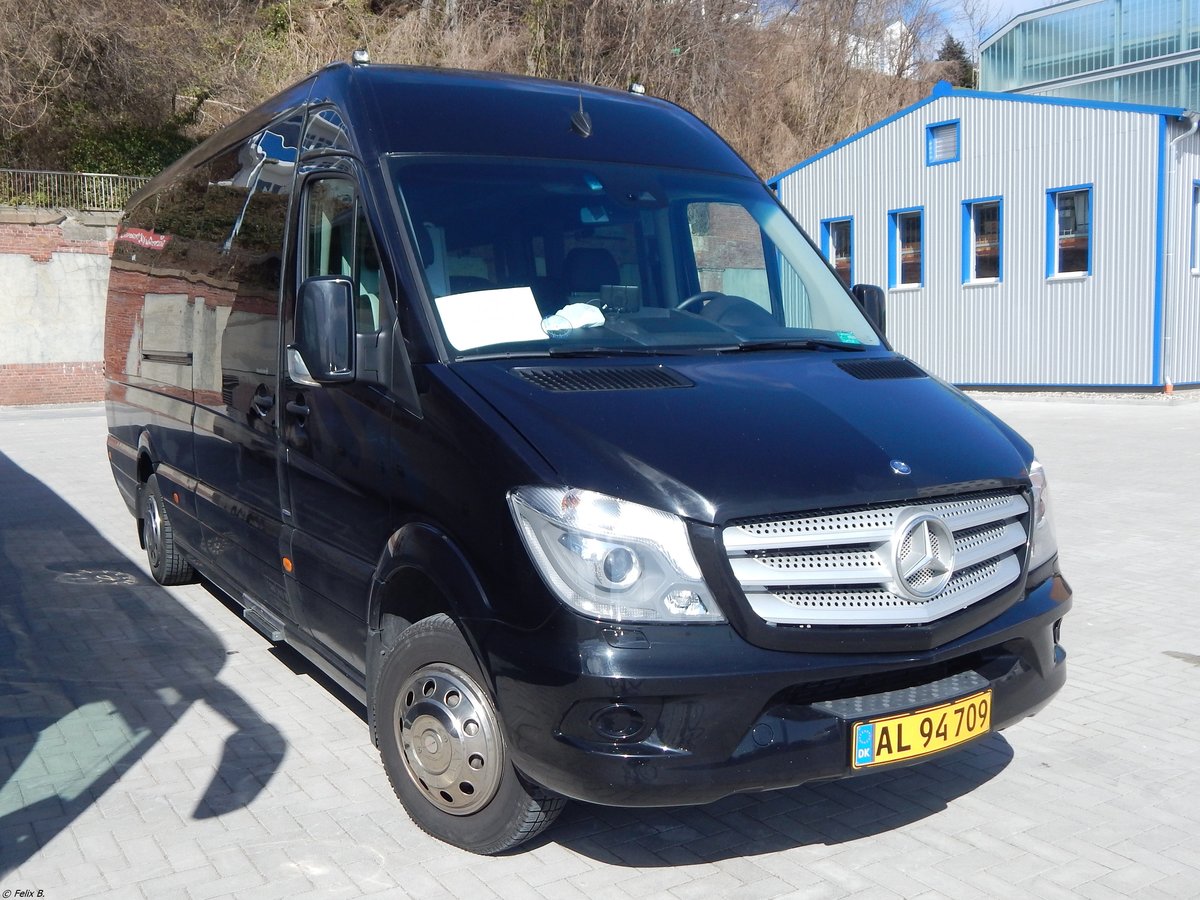 Mercedes Sprinter von Københaven Bustrafik aus Dänemark im Stadthafen Sassnitz.