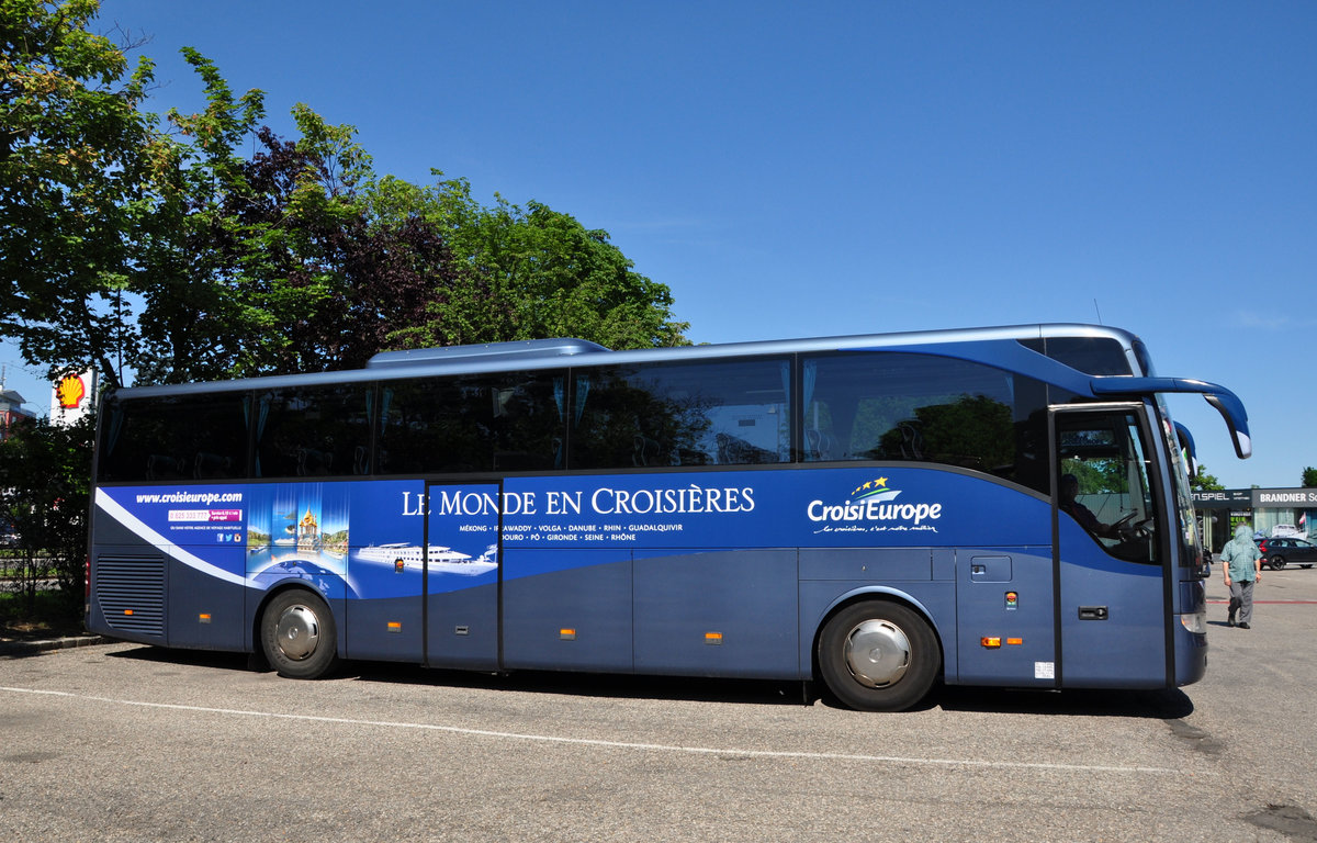 Mercedes Tourismo von Croisi Europe aus Frankreich in Krems gesehen.