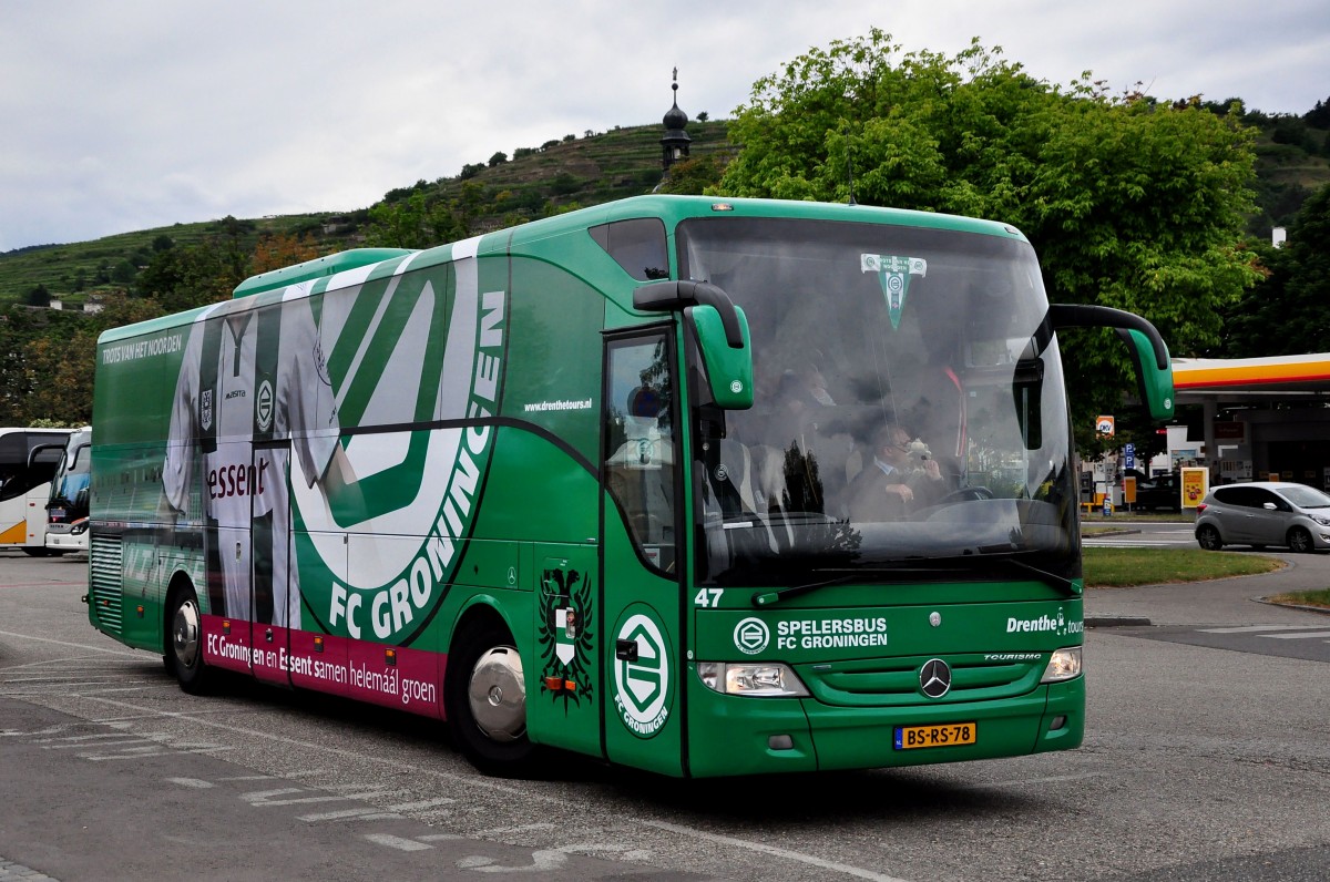 Mercedes Tourismo von Drenthe tours.nl,Mannschaftsbus des FC Groningen,im Juni 2015 in Krems unterwegs.