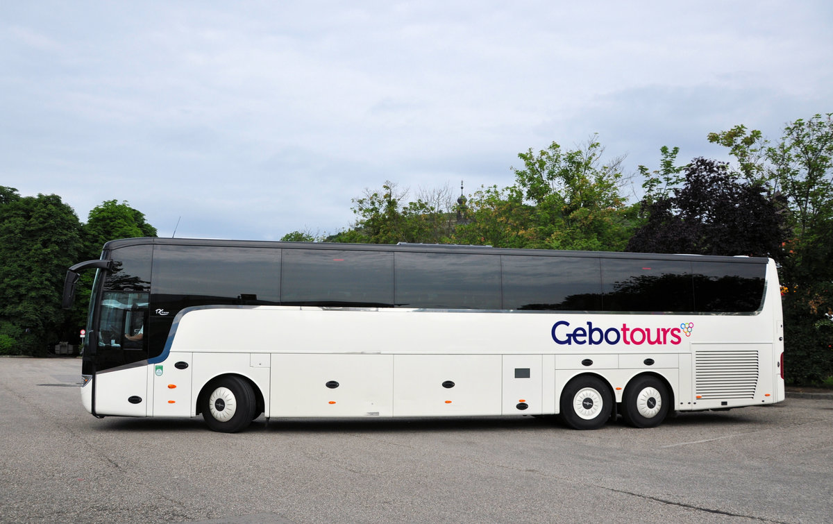 Mercedes Tourismo von Goly Tours aus Ungarn in Krems gesehen.