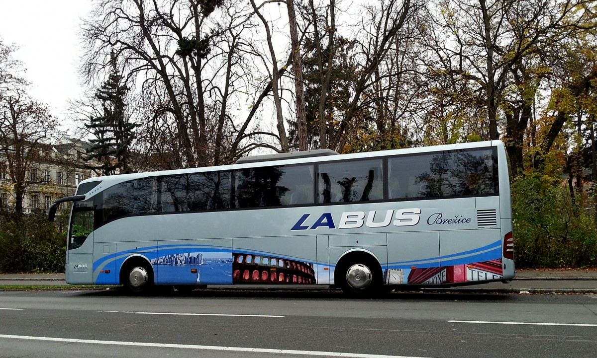 Mercedes Tourismo von LA Bus aus Slowenien am 17.11.2014 in Krems.