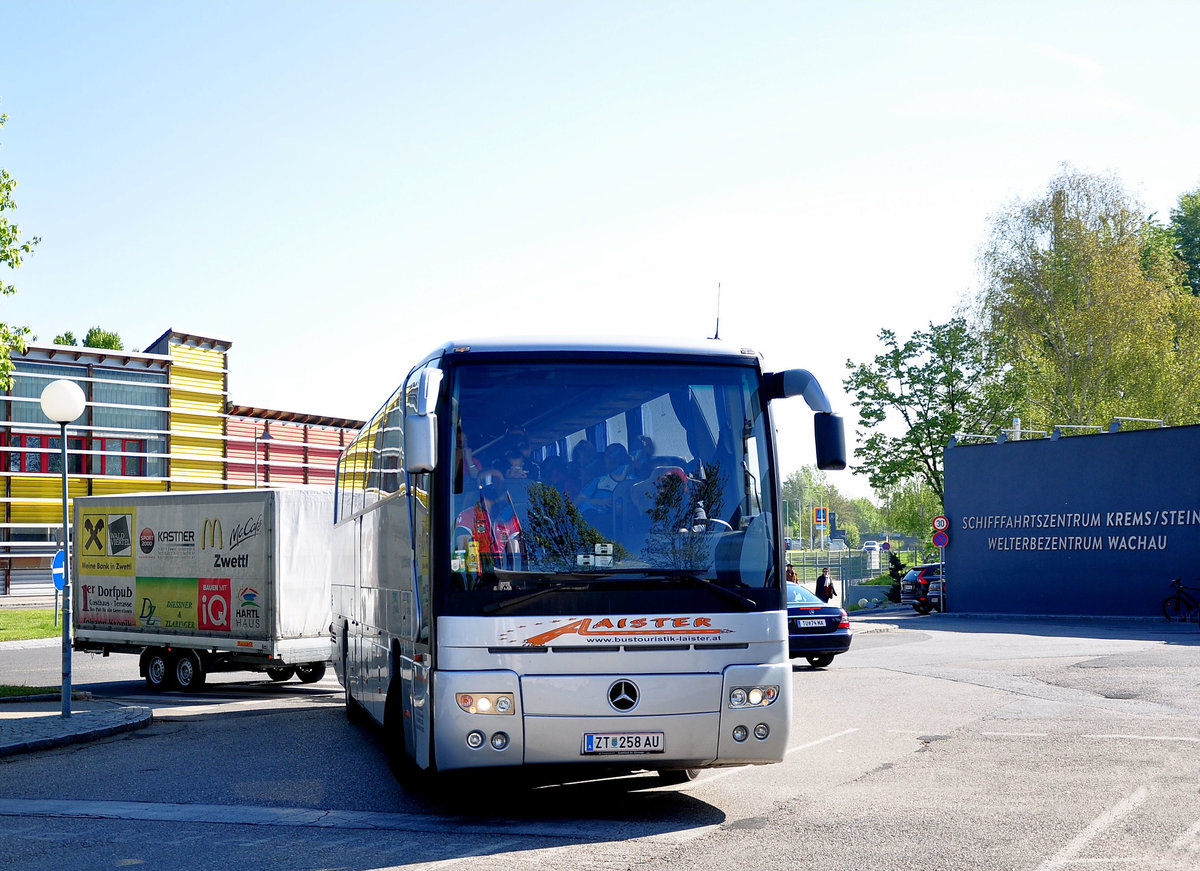 Mercedes Tourismo mit Radanh�nger von Laister Reisen aus �sterreich in Krems gesehen.