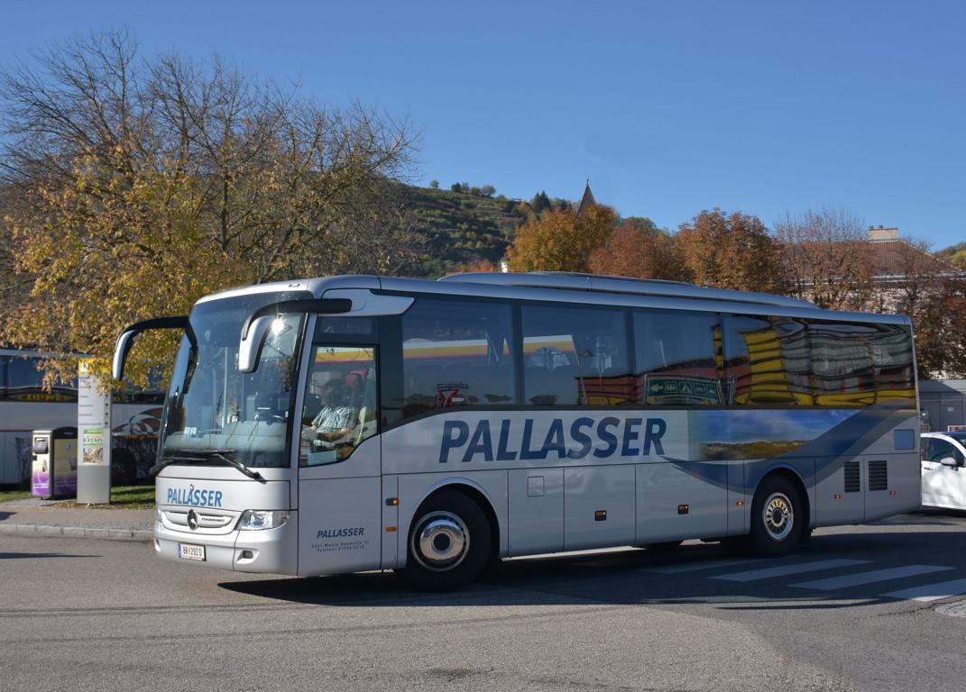 Mercedes Tourismo von PALLASSER Reisen aus sterreich 10/2017 in Krems.