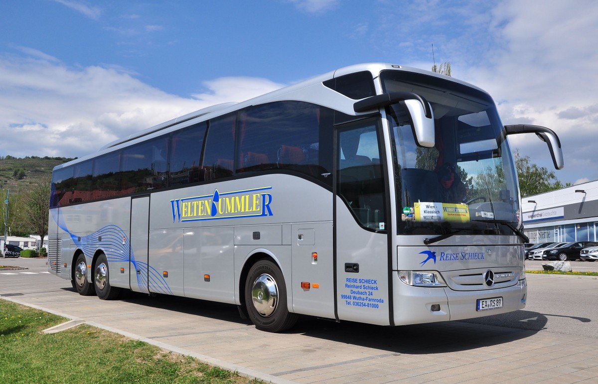 Mercedes Tourismo von Schieck Reisen aus der BRD am 24.4.2015 in Krems.