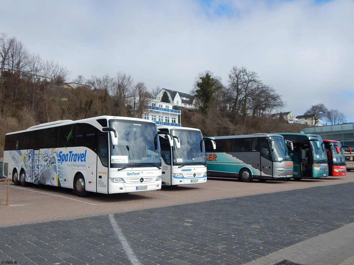 Mercedes Tourismo von Spa Travel GmbH und Mercedes Tourismo von Schmidt und VDL Bova Futura von Hülser und Setra 416 HDH von Numssen und Setra 415 GT-HD von Reisering Hamburg aus Deutschland im Stadthafen Sassnitz.