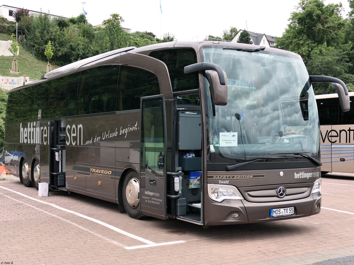 Mercedes Travego von Hettinger aus Deutschland im Stadthafen Sassnitz. 