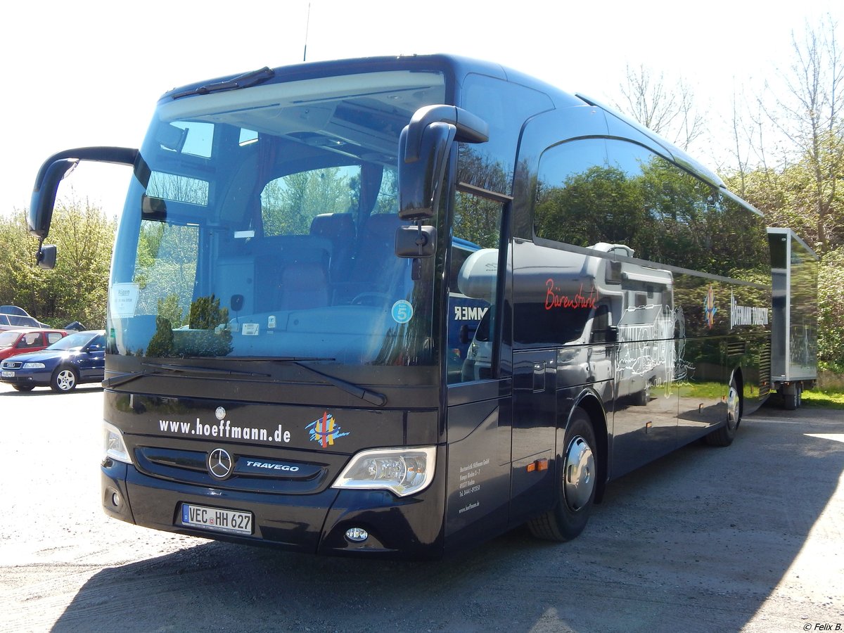 Mercedes Travego von Höffmann Touristik aus Deutschland mit Anhänger in Binz. 