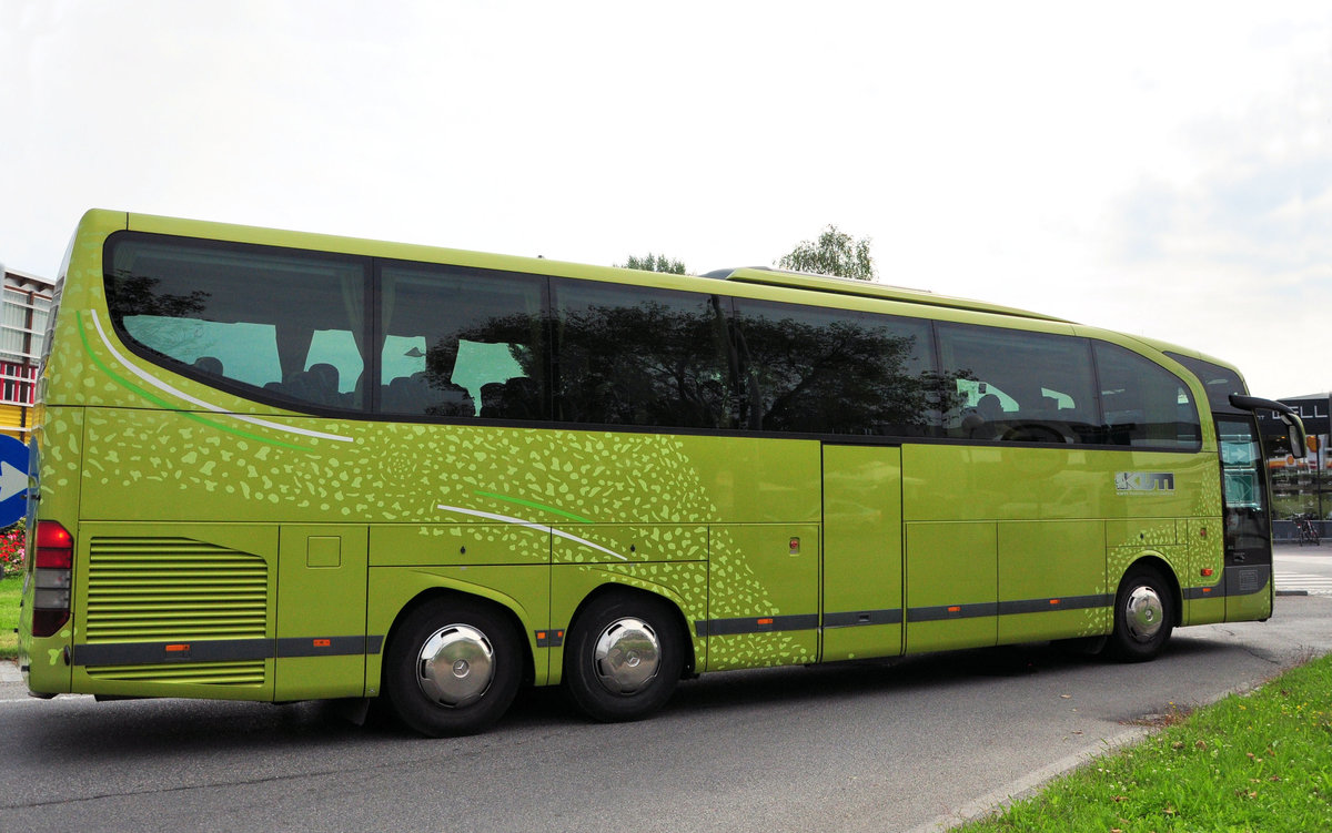 Mercedes Travego von Kuti Travel.hu in Krems gesehen.