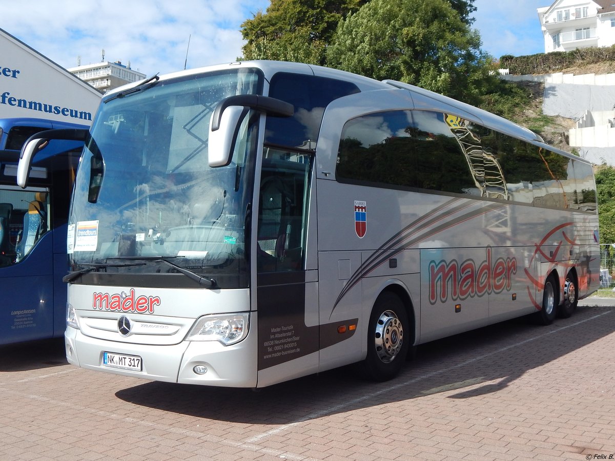 Mercedes Travego von Mader aus Deutschland im Stadthafen Sassnitz.