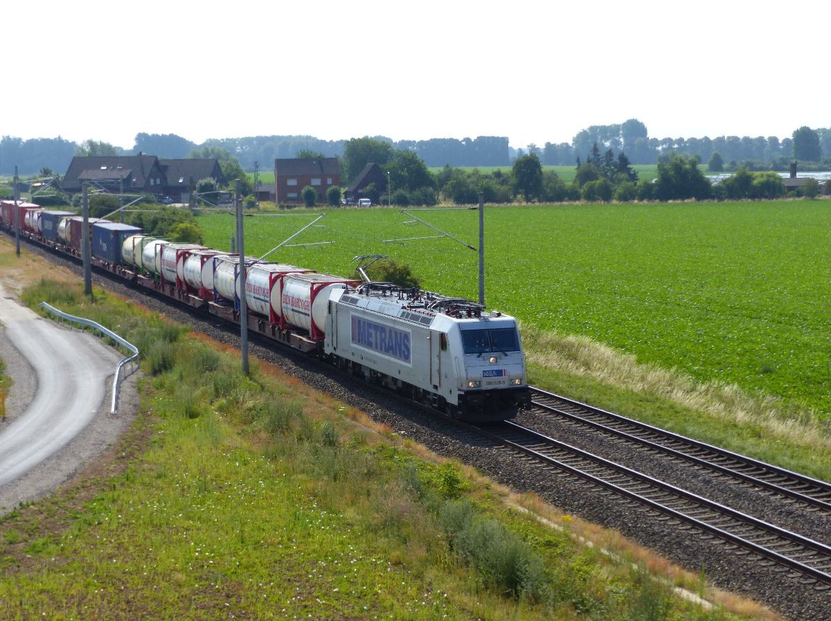 Metrans HHLA (Hamburger Hafen und Logistik AG) loc 386 028-5 Baumannstrasse, Praest bei Emmerich am Rhein 06-07-2018.

Metrans HHLA (Hamburger Hafen und Logistik AG) loc 386 028-5 Baumannstrasse, Praest bij Emmerich 06-07-2018.