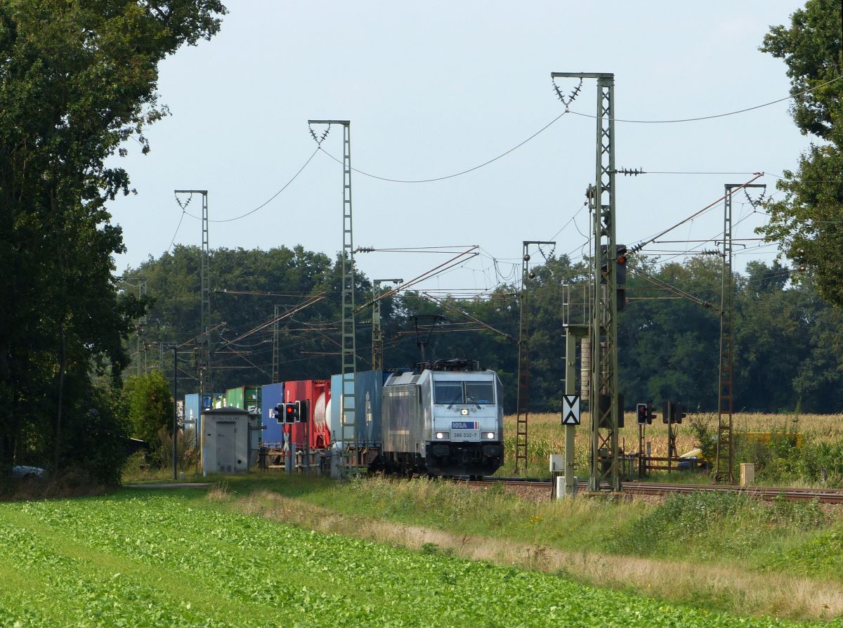 Metrans HHLA (Hamburger Hafen und Logistik AG) Lokomotive 386 032-7 bei Bahn�bergang Devesstra�e, Salzbergen  11-09-2020.

Metrans HHLA (Hamburger Hafen und Logistik AG) locomotief 386 032-7 bij de overweg Devesstra�e, Salzbergen  11-09-2020.