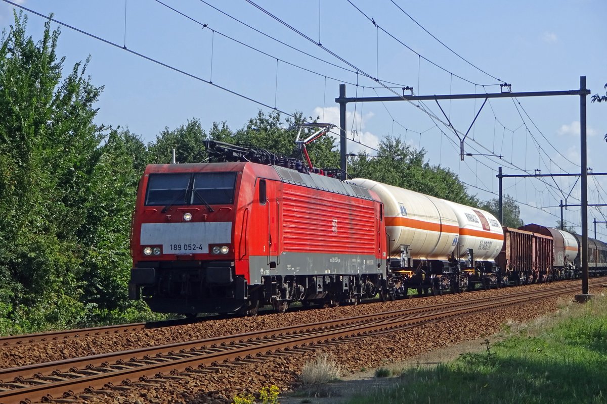 Mischguterzug mit 189 052 passiert am 21 Augustus 2019 Wijchen.