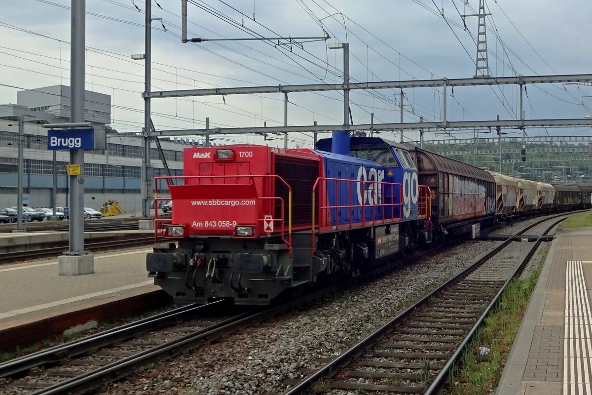 Mischguterzug mit 843 058 durchfahrt am 25 Mai 2019 Brugg AG. 