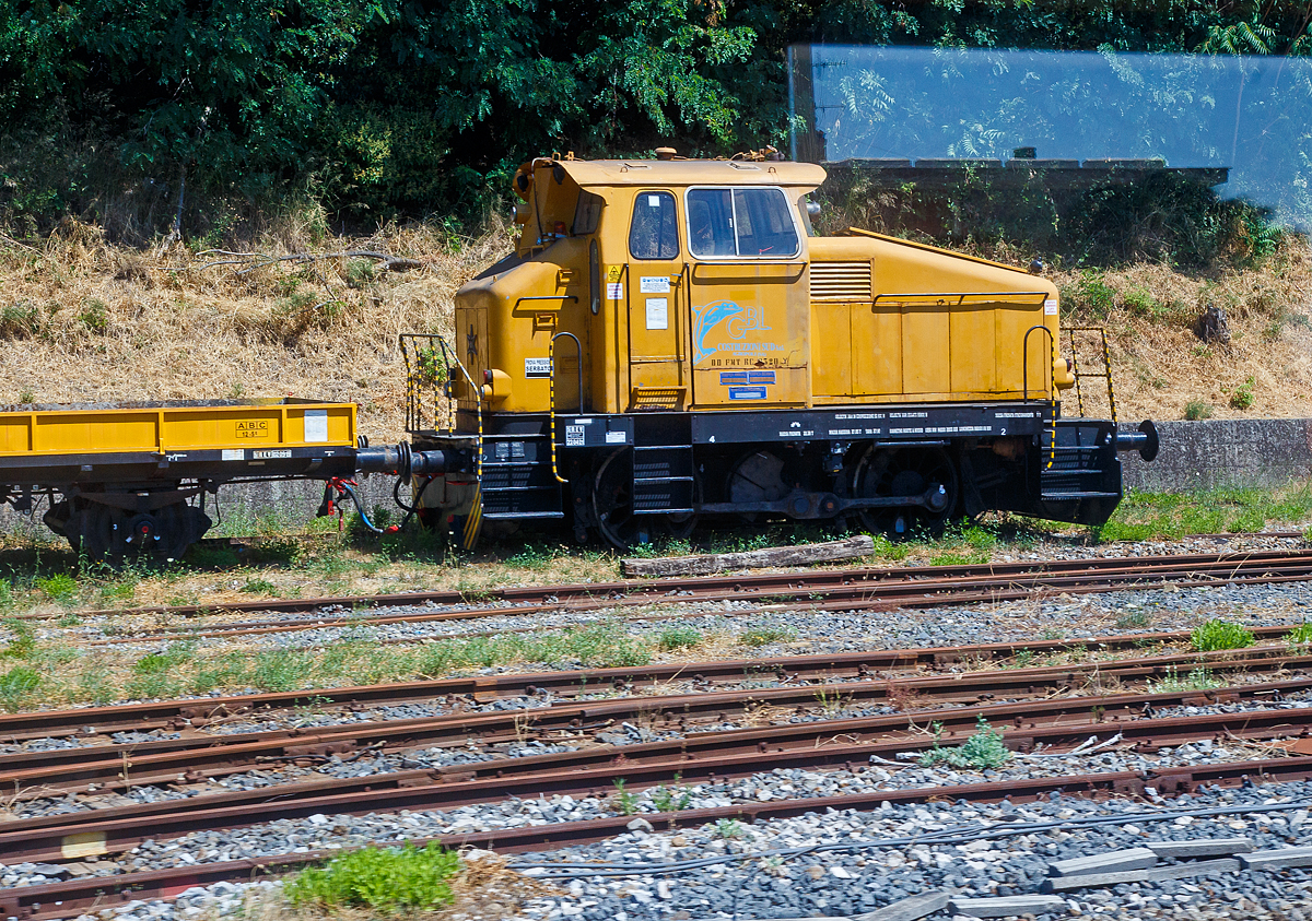 Mit 64 Jahren immer noch nicht in Rente.....
Die Henschel DH 240 B (DD FMT RC 0320 Y) der G.B.L. Costruzioni Sud S.r.l. (Agropoli - SA) steht am 16.07.2022 beim Bahnhof Agropoli (Region Kampanien – Italien). Aufnahme aus einem IC durch die Scheibe.

Die zweiachsige Diesellok, der 3. Henschel Generation (rund mit Stangenantrieb) wurde 1958 von Henschel in Kassel unter der Fabriknummer 29702 gebaut und an die VBS - Verkehrsbetriebe Salzgitter GmbH als VBS 031 (ab 1972 VBS 201) geliefert. Im Jahr 1976 ging sie an einen Händler  und über diesen nach Italien.

Die Lokomotive Henschel DH 240 D ist eine zweiachsige dieselhydraulische Lokomotive mit Stangenantrieb, der 3. Generation (rund/ Stangenantrieb). Sie war für den Einsatz im Rangierdienst vorgesehen. Diese Zweiachser vom Typ DH 240 B fanden eine sehr weite Verbreitung. Die Loks waren technisch sehr stark mit dem  gleichnamigen  Vorgänger aus der 2. Generation - den Buckel - Henscheln – verwandt. Mit 60 gebauten Fahrzeugen (1957 bis 1965) war die Stückzahl aber deutlich höher als bei dem Vorgänger in dieser Leistungsklasse. Die beiden Achsen werden mittels Kuppelstangen von einer mittigen Blindwelle angetrieben werden. Die Motorleistung beträgt 240 PS. 

TECHNISCHE DATEN:
Bauzeit :1957 - 1965
gebaute Stückzahl: 60
Spurweite: 1.435 mm
Achsfolge: B
Länge über Puffer : 8.100 mm
Achsstand : 2.800 mm
größte Breite: 3.050mm
größte Höhe über Schienenoberkante: 4.240 mm
Raddurchmesser: 1.250 mm (neu)
kleinster befahrbarer Gleisbogen: 50 m
Dienstgewicht: 27,85 t
Achslast: 14 t
Kraftstoffvorrat: 600 l
Dieselmotor : Henschel  6R 1416 A
Bauart : wassergekühlter 6-Zylinder -4-Takt-Dieselmotor mit Turboaufladung , ohne Ladeluftkühlung
Hubraum: 13,3 l
Leistung: 240 PS (176 kW)
Drehzahl: 1.600 U/min
Getriebe: Voith  L 33 yU (hydraulisch)
Höchstgeschwindigkeit : 30 / 60 km/h