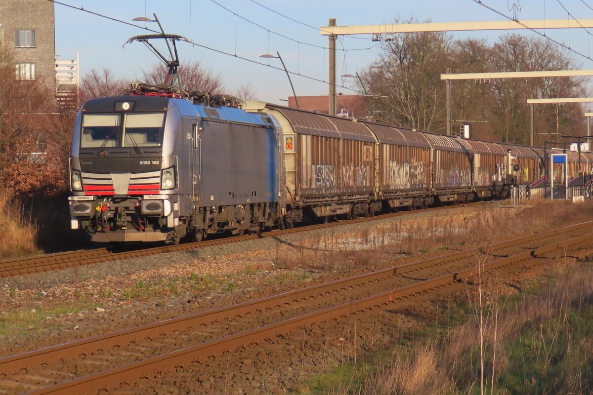 Mit +90 (dank -wieder- einer Störung in Deutschland...) dönnert am nachmittag von 2 Februar 2025 Dispo-Tf 193 168 mit Schiebeturwandwagen durch Wijchen auf den Weg nach Kijfhoek.