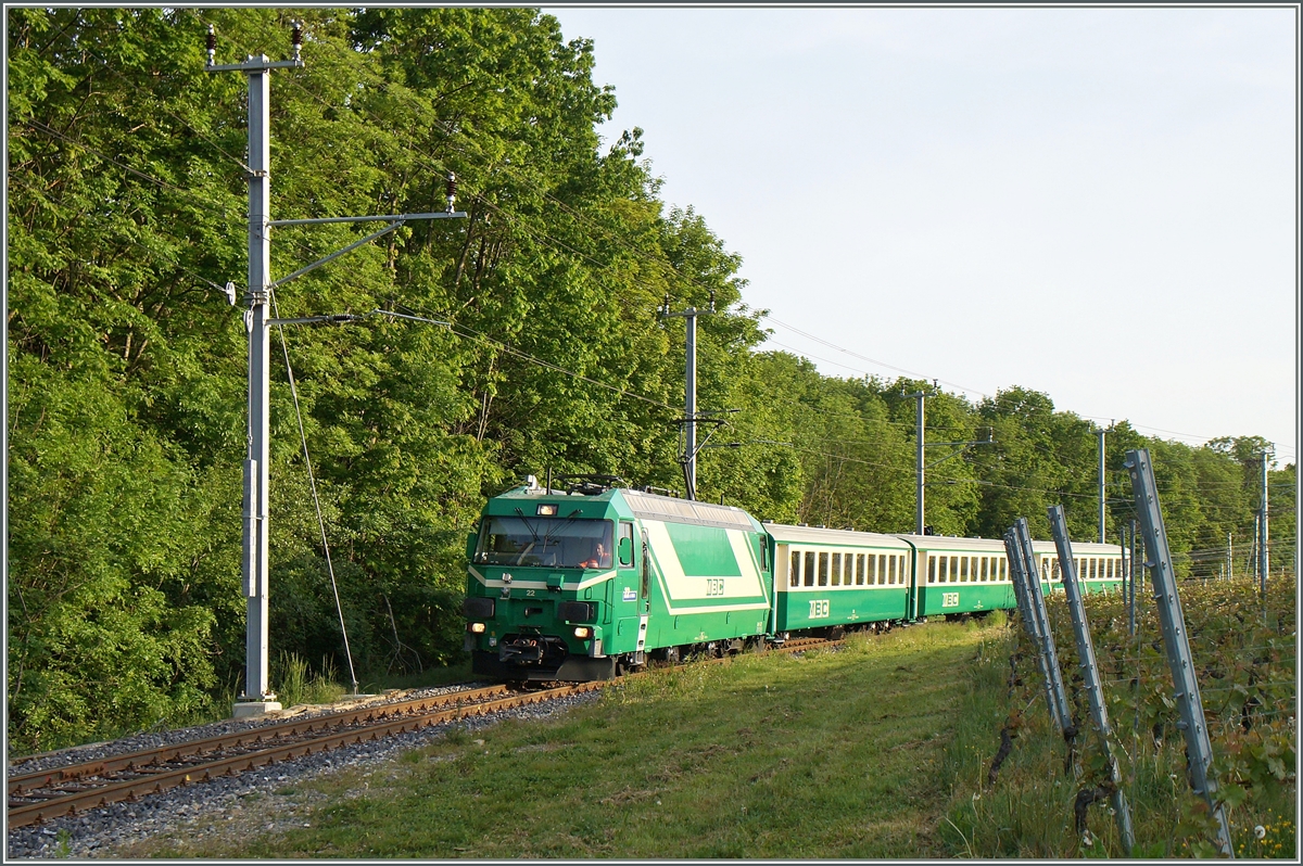 Mit der Ablieferung der neuen Stadler Triebzüge für die BAM dürfte wohl bald der letzte mit Lok und Komposition geführte Zug auf der BAM der Vergangenheit angehören. Hier zeigt sich der von der Ge 4/4 22 geführte Zug 105 kurz vor Chigny am 12. Mai 2015