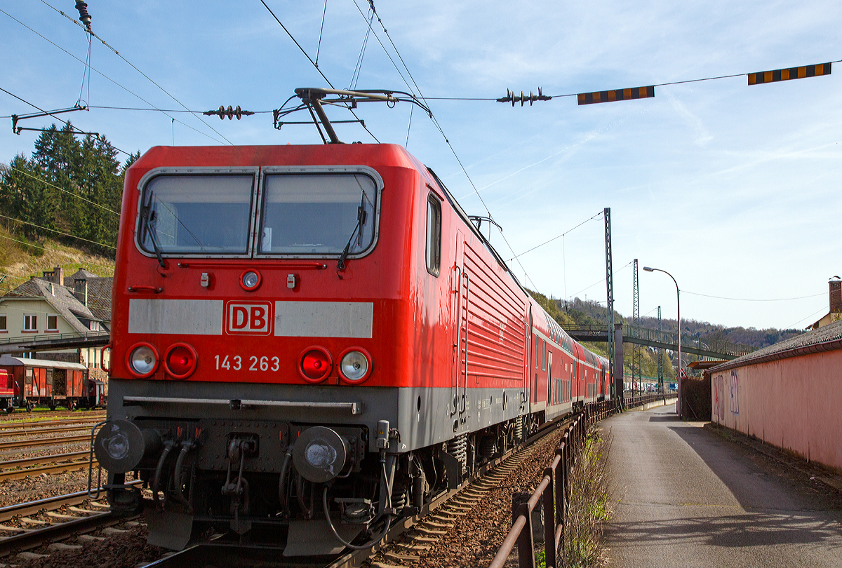 
Mit beiden gehobenen Stromabnehmern ist schon bei Wechselstrom (15 kV 16,7 Hz) sehr ungewhnlich....
Die 143 263-2 (91 80 6143 263-2 D-DB) der DB Regio Sdwest erreicht gleich, mit dem RB 27  Rhein-Erft-Bahn  (Mnchengladbach - Kln - Bonn-Beuel - Neuwied - Koblenz Hbf), den Bahnhof Linz am Rhein, hier am 12.04.2015. 

Die Lok wurde 1987 bei LEW (VEB Lokomotivbau Elektrotechnische Werke Hans Beimler Hennigsdorf) unter der Fabriknummer 20146 gebaut und als DR 243 263-1an die Deutsche Reichsbahn geliefert, 1992 erfolgte die Umzeichnung in DR 143 263-2 und zum 01.01.1994 in DB 143 263-2. 

Ein Umbau (Einbau) Notbremsberbrckung (NB) und elektropneumatischer Bremse (ep) erfolgte 2007 und 2010 die Hochrstung auf NB 2004. Die Notbremsberbrckung (NB) dient bei Personenzgen dazu, den Zug trotz bettigter Notbremse weiterfahren zu lassen und erst an einem besser geeigneten Ort zum Stillstand zu bringen. Grund fr ihre Einfhrung war, dass das Halten eines brennenden Zuges in einem Tunnel zu verheerenden Folgen fhren kann, aber auch, dass ein Zug, der an einem schwer zugnglichen Punkt zum Stehen kommt, die Bergung erschwert. 

Die Notbremsberbrckung darf aber vom Triebfahrzeugfhrer nur in besonders gekennzeichneten Streckenabschnitten angewandt werden. Bei der NB 2004 fhrt die Bettigung einer Notbremse allerdings zunchst nur zu einer optischen und akustischen Meldung im Fhrerstand. Der Triebfahrzeugfhrer muss diese Meldung entweder durch einen berbrckungsbefehl oder durch eine Schnellbremsung besttigen. Andernfalls wird die Notbremsung nach kurzer Zeit selbstttig wirksam. 