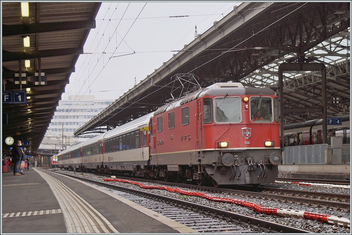 Mit dem Fahrplanwechsel Mitte Dezember endet in der Westschweiz der Planmässige Einsatz der Re 4/4 II vor Reisezüge. Im Bild rangiert die SBB Re 4/4 II 11116 (Re 91 85 420 116-6 CH-SBB) in Lausanne den am Morgen angekommen IR von Neuchâtel für die Rückfahrt am Abend. Erfreulicherweise wurde für diesen Dienst sogar eine der sonst hier kaum mehr anzutreffenden Re 4/4 II der 1. Serie eingeteilt. 

8. Dezember 2021