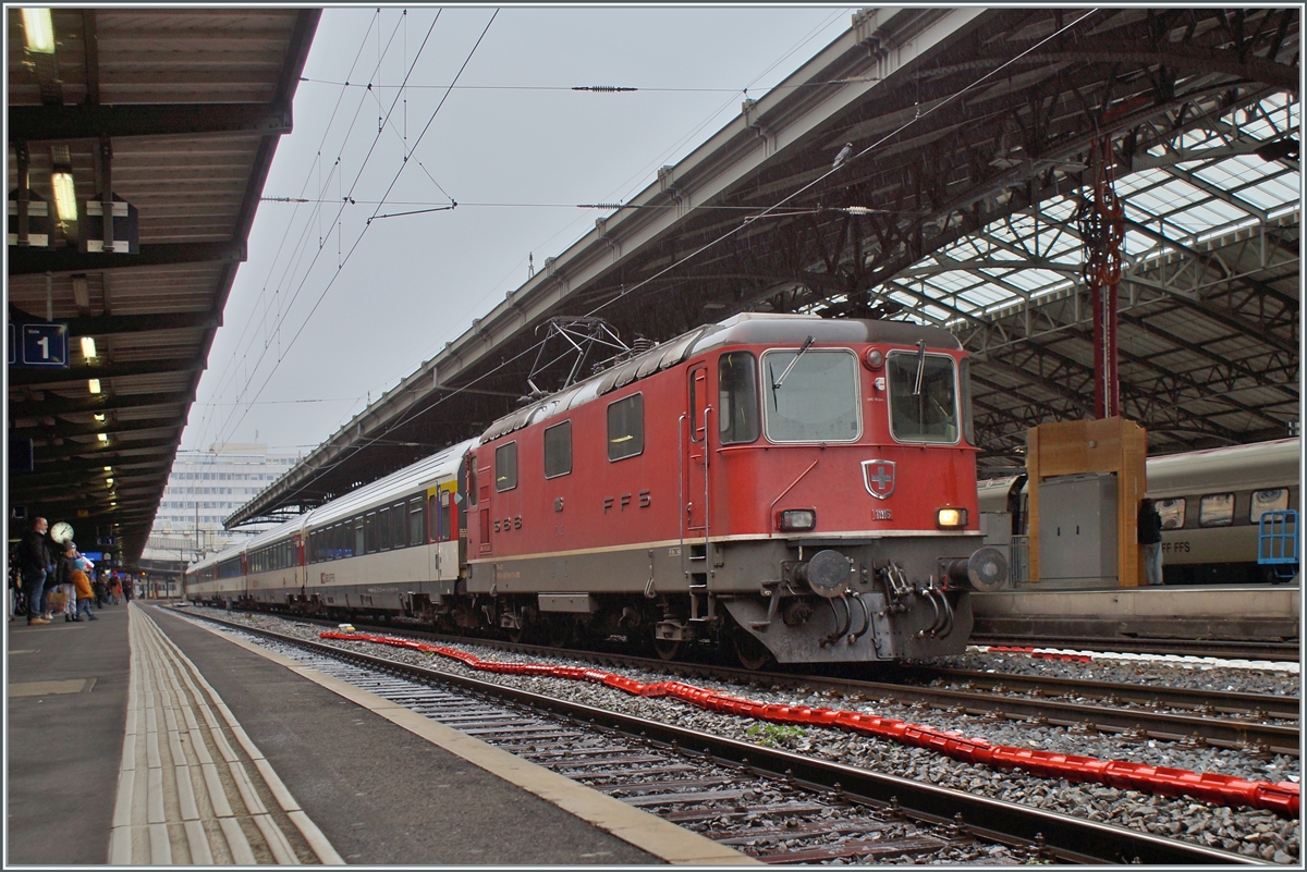 Mit dem Fahrplanwechsel Mitte Dezember endet in der Westschweiz der Planmässige Einsatz der Re 4/4 II vor Reisezüge. Im Bild rangiert die SBB Re 4/4 II 11116 (Re 91 85 420 116-6 CH-SBB) in Lausanne den am Morgen angekommen IR von Neuchâtel für die Rückfahrt am Abend. Erfreulicherweise wurde für diesen Dienst sogar eine der sonst hier kaum mehr anzutreffenden Re 4/4 II der 1. Serie eingeteilt. 

8. Dezember 2021