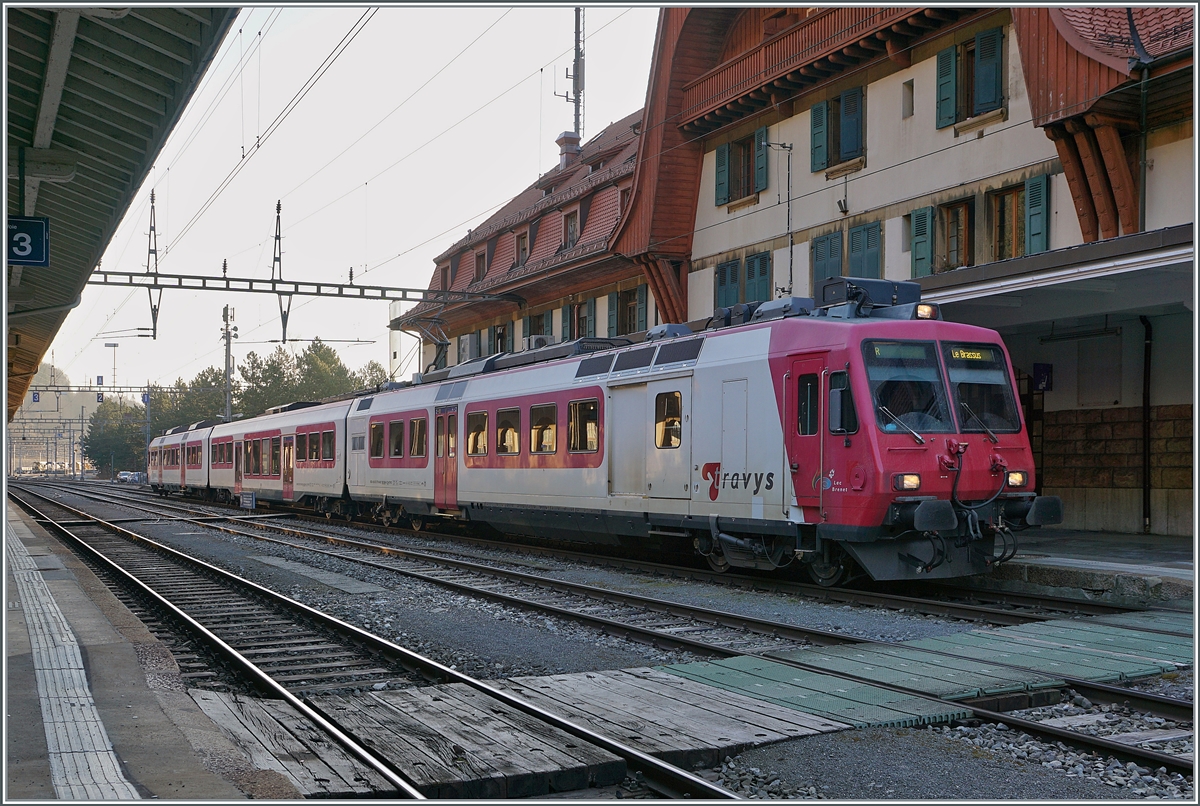 Mit dem neuen Betriebskonzept im Vallée de Joux ab August 2022 werden die Züge in Le Day geflügelt und das Vallée de Joux kommt in den Genuss von stündlichen Direktverbindungen nach Lausanne und Aigle (S2), im Gegenzug verliert Vallorbe die stündlichen Verbindungen ins Vallée de Joux und folglich werden die TRAVYS Domino Züge hier nur nur selten zu sehen sein. Im Bahnhof steht der TRAVYS RBDe 560 384-0   Lac Brenet  (UIC RBDe 560 DO TR 94 85 7 560 348-0 CH-TVYS), der nach einer kurzen Wendezeit nach Le Brassus zurück fahren wird. 

24. März 2022