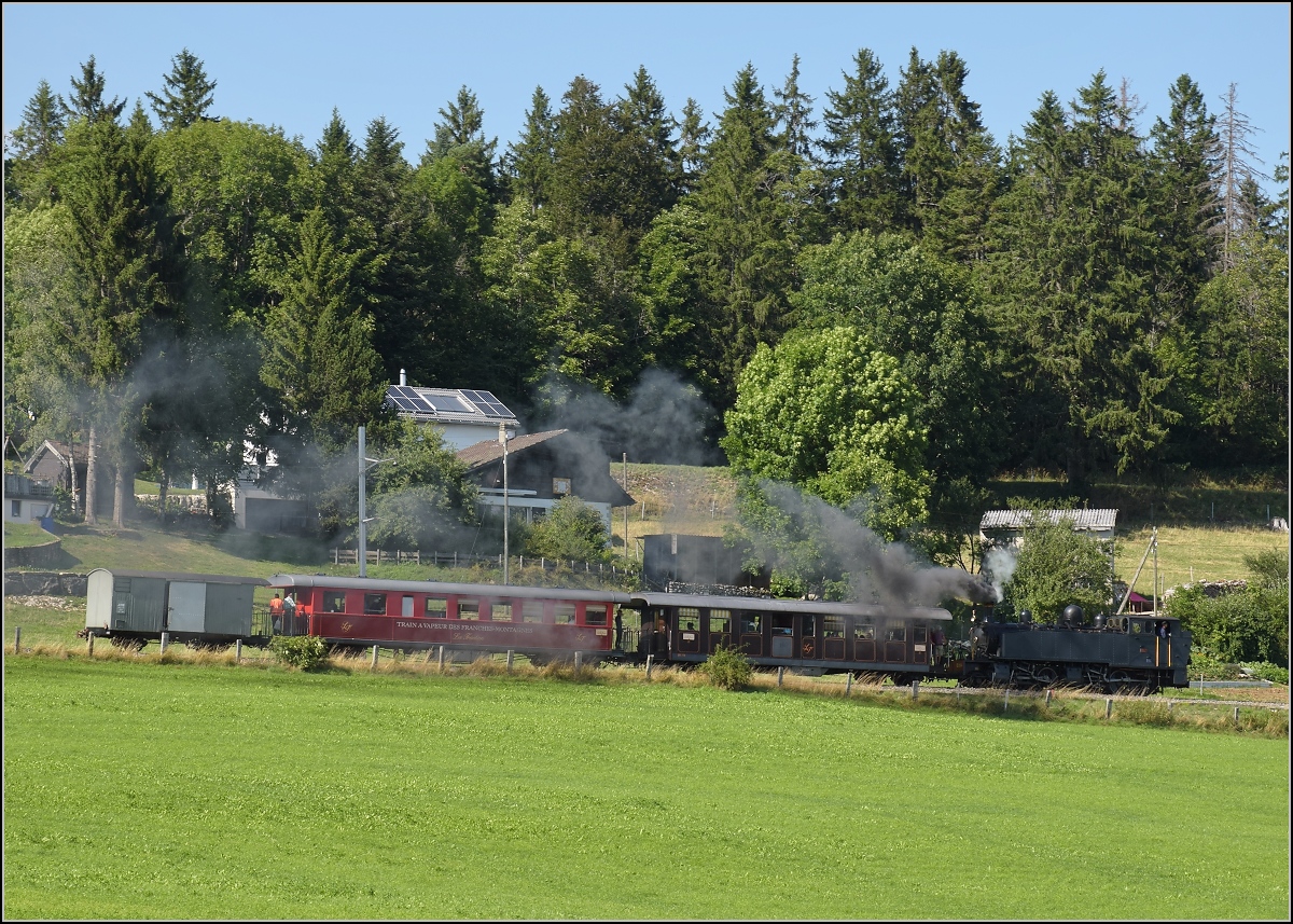 Mit der E 206 nach Tavannes. Vorbeifahrt des La Traction Sonderzuges an Le Bemont. August 2019.