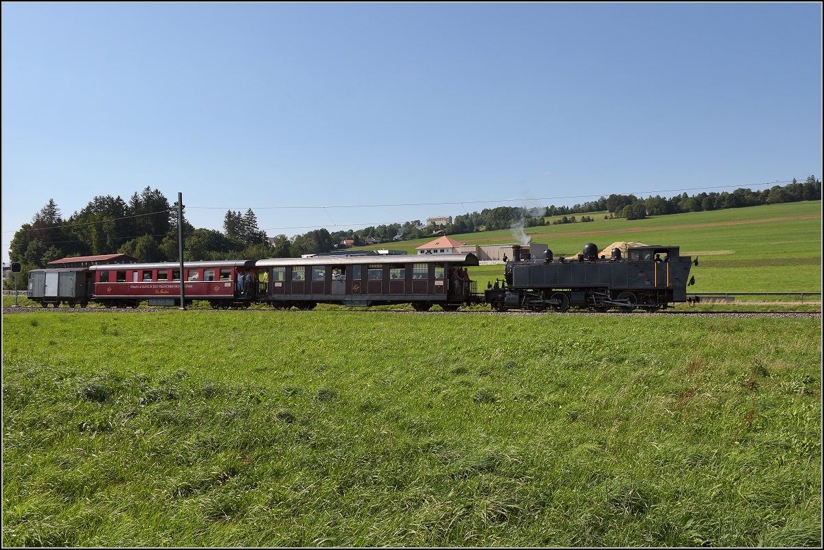 Mit der E 206 nach Tavannes. La Traction Sonderzug bei Le Noirmont. August 2019.