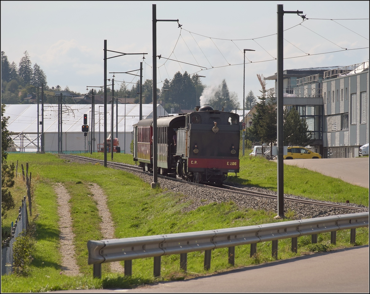 Mit der E 206 nach Tavannes. La Traction Sonderzug bei Le Noirmont. August 2019.