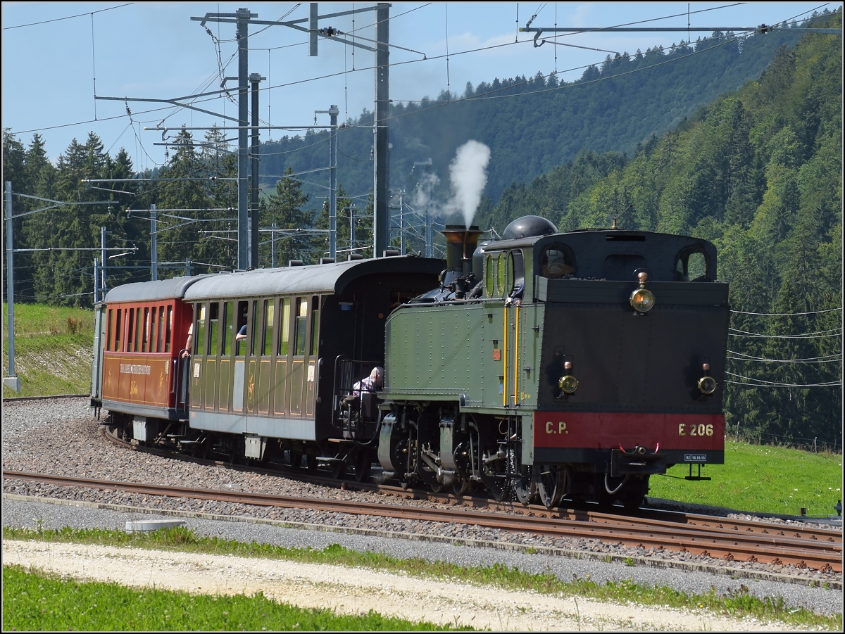 Mit der E 206 nach Tavannes. La Traction Sonderzug an der Dienststation Orange. August 2019.