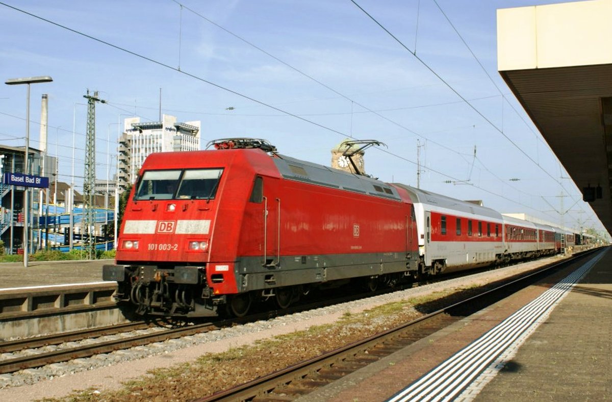 Mit ein CNL treft 101 003 am 29 Juni 2013 in Basel Badischer Bahnhof ein. 