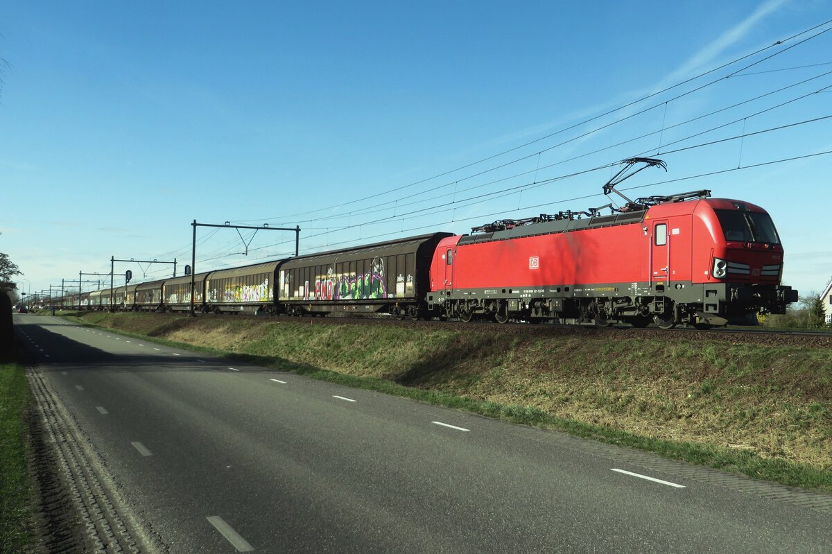 Mit ein Ganzzug von Schiebewandwagen durchfahrt am 24 Februasr 2021 DBC 193 321 Roond bei Boxtel. Leider ist dieser Fotostelle wegen Hec kwerck verschwunden, wie es leider öfters in Europa geht...