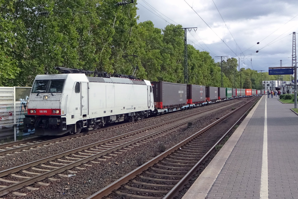 Mit ein KLV durchfahrt 186 906 Kln Sd am 23 September 2019.