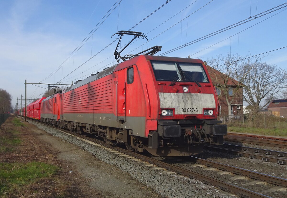 Mit ein Kohlerzug mit drei nagelneue Wagen durchfahrt 189 027 Blerick am 15 Februar 2023. Das Bild wurde vom hinter den Zaun gemacht.