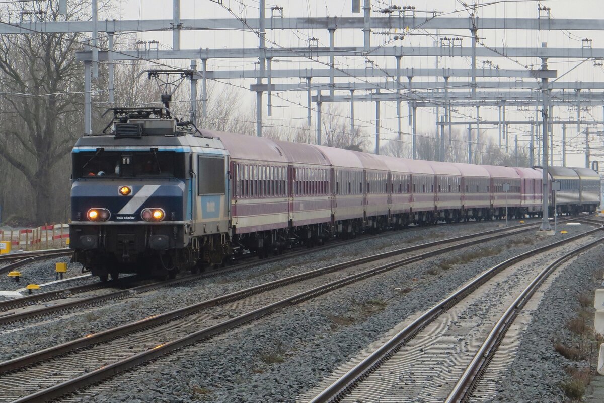 Mit ein privaten Nachtzug von Green City Trip am Haken treft am feuchtem 3.Februar 2022 TCS 102001 in Geldermalsen ein für ein Stopp von 3 Minuten.