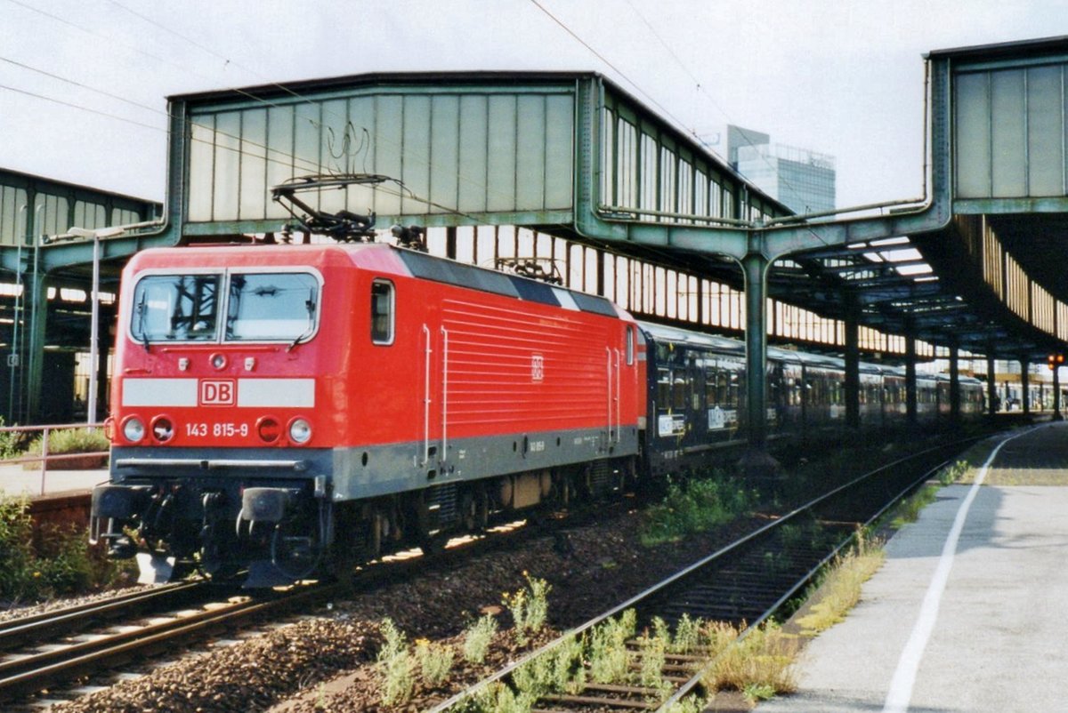 Mit ein Werbegarnitur treft 143 815 am 21 Mai 2005 in Duisburg Hbf ein. 