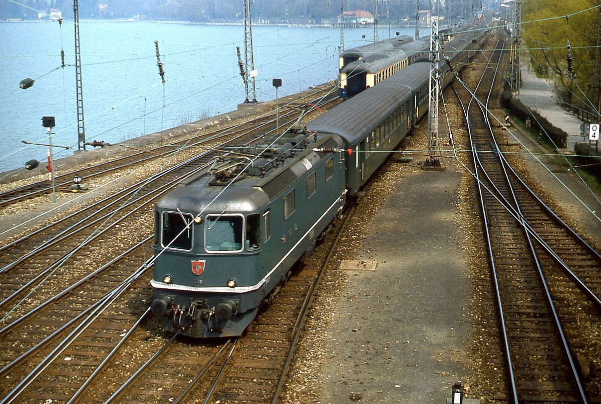 Mit einem schweizer Schnellzug f�hrt Re 4/4 II 11200 im Fr�hjahr 1982 in Lindau ein
