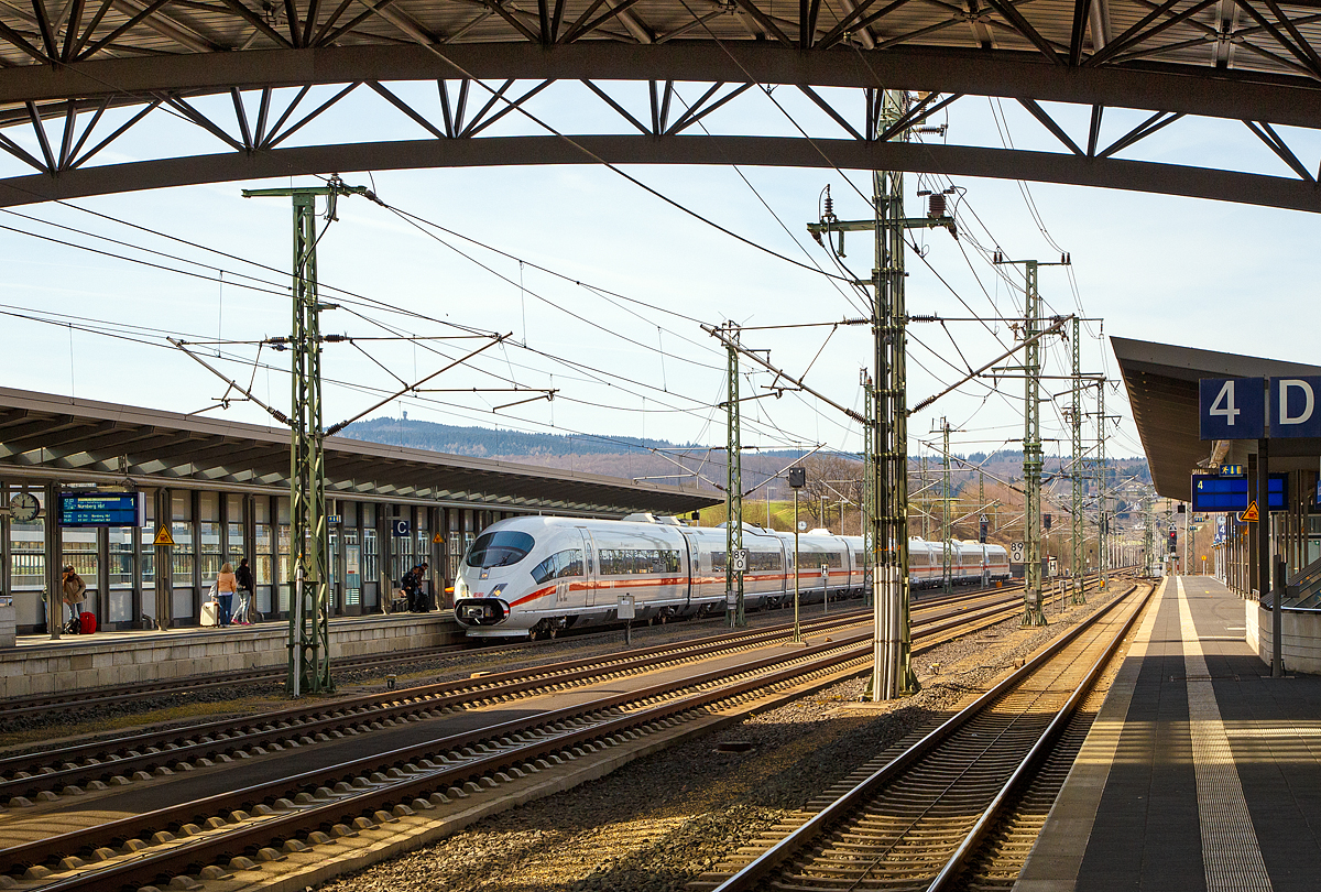 
Mit gut 10 Minuten Verspätung fährt der ICE 3 - Tz 302  Hansestadt Lübeck  (BR 403), als ICE 755 (Dortmund Hbf  - Köln Messe/Deutz - Frankfurt(M) Flughafen Fernbf - Nürnberg Hbf) am 25.03.2017 in den Bahnhof Montabaur ein. Dieser ICE hält an allen drei Zwischenbahnhöfen der Schnellfahrstrecke Köln-Rhein/Main, d.h. in Siegburg/Bonn, Montabaur und Limburg/Süd.

Dieser ICE 3 Triebzug der 1. Bauserie (Redesign Januar 2017) setzt sich aus acht Wagen gebildet, es sind dies 403 002-9, 403 102-7, 403 202-5, 403 302-3, 403 802-2, 403 702-4, 403 602-6 und 403 502-8.
