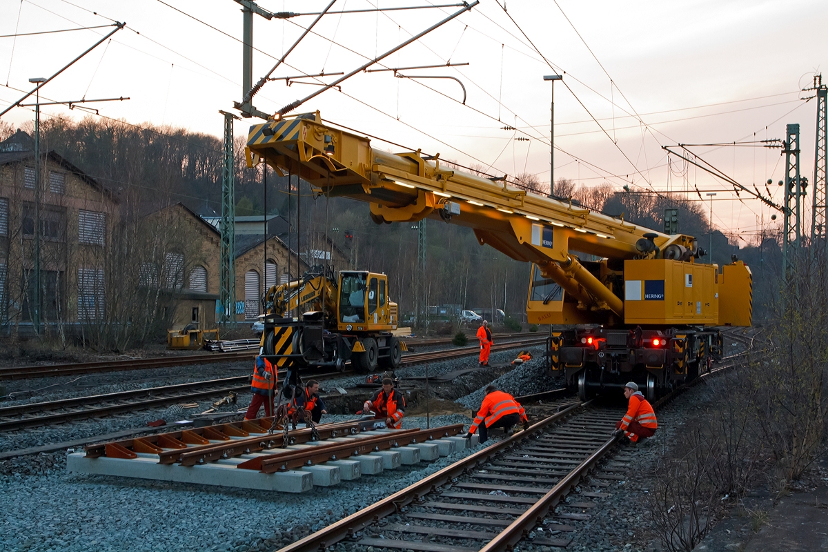 .
Mit Hilfe von dem 125t - KIROW Gleisbauschienenkran KRC 810 T  BALU  der Hering Bau (Burbach), Schweres Nebenfahrzeug Nr. 97 82 53 508 19-3, wird am 27.03.2014 das erste Stck der neuen Kreuzungsweiche (Nr. 82) im Bahnhof Betzdorf/Sieg gesetzt. Der komplette Abzweig der KBS 460 (Siegstrecke) an die KBS 462 (Hellertalbahn) und KBS 463 (Daadetalbahn) bzw. Gleis 102 und Gleis 101 wird erneuert.

Technische Daten von dem 125-t-Eisenbahndrehkran:
Eigengewicht: 128 t
Lnge ber Puffer: 13.000 mm
Achsanzahl: 8
Drehzapfenabstand: 8.000 mm
Drehzapfenabstand im Drehgestell 1 und 2: 2.300 mm
Achsabstand in den Einzeldrehgestellen: 1.100mm
Ergebene Achsabstnde in m: 1,1 / 1,2 / 1,1/ 4,6 / 1,1 / 1,2 / 1,1
Achsfolge: 1'A'1A'A1'A1'
Achslast: 16,0 t
Motorleistung: 235 kW
Fahrgeschwindigkeit im Zugverband: 120 km/h
Fahrgeschwindigkeit mit Eigenantrieb: 20 km/h
zul. Anhngelast: 80 t
Zugelassen als Schwerwagen fr Streckenklasse: CS 05
kleinster befahrbarer Radius: 90 m

Tragfhigkeiten:
bei 0,00 m Ausladung vor Puffer, mit Schwerlastausrstung: 125 t
bei 2,80 m Ausladung vor Puffer,  30, abgesttzt: 90 t
bei 2,80 m Ausladung vor Puffer,  20, freistehend: 46 t 