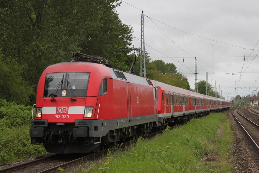 Mit Kaffeekanne an Bord passierte 182 020 mit dem 2.Kreuzfahrer Sonderzug von Warnem�nde nach Berlin-Ostbahnhof den Haltepunkt Rostock-Bramow am Morgen des 25.05.2017