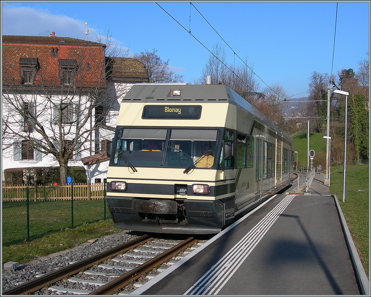 Mit den neuen SURF-Zügen verschwinden nicht nur die fast fünzig jährigen BDeh 2/4, sondern auch die noch recht neuen GTW. Hier erreicht ein GTW Be 2/6 auf den Fahrt nach Blonay den Halt  Château de Blonay .
23. März 2016