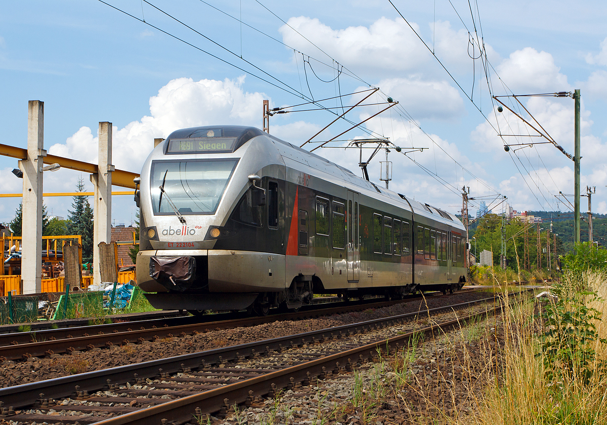 
Mit neuer Fahrzeugbezeichnung....Der ET 222104 (94 80 0426 103-8 D-ABRN / 94 80 0826 103-4 D-ABRN), ex ET 22 004, ein 2-teiliger Stadler Flirt der Abellio Rail NRW fhrt am 26.07.2014 als RB 91  Ruhr-Sieg-Bahn  Hagen - Finnentrop - Kreuztal - Siegen, bei Siegen-Weidenau in Richtung Endstastion Siegen Hbf. Er fhrt auf der KBS 440  Ruhr-Sieg-Strecke  Hagen - Siegen, (Siegen-Weidenau bis Siegen  DB-Streckennummer 2880).

Diese Fahrzeuge hat die Abellio ber die CBRail Ltd. geleast. Der Triebzug wurde 2007 bei Stadler Pankow GmbH in Berlin unter der Fabriknummer 37639 gebaut. Er hat die EBA-Nummern EBA 05L14A 004 und EBA 05L14B 004.