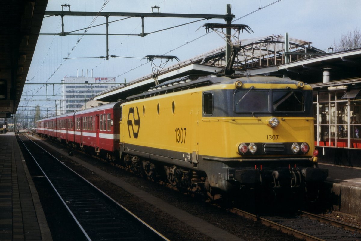 Mit von der NMBS gemietete M-2 wagen steht am 12 Augustus 1992 NS 1307 in Zwolle.