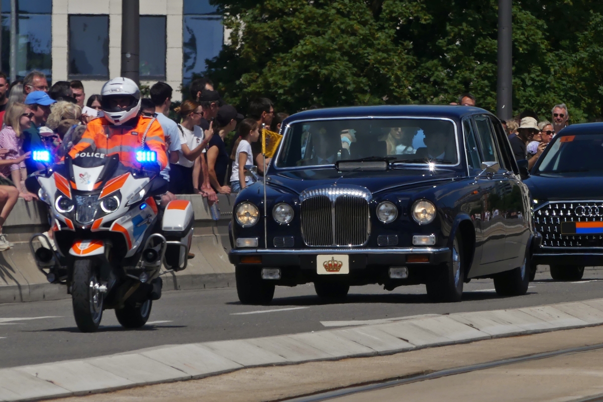 Mit Polizei Eskorte nähert sich das Fahrzeug mit dem Großherzog über die Adolphe Bréck und wird zur Ehrentribüne gefahren. 23.06.2023