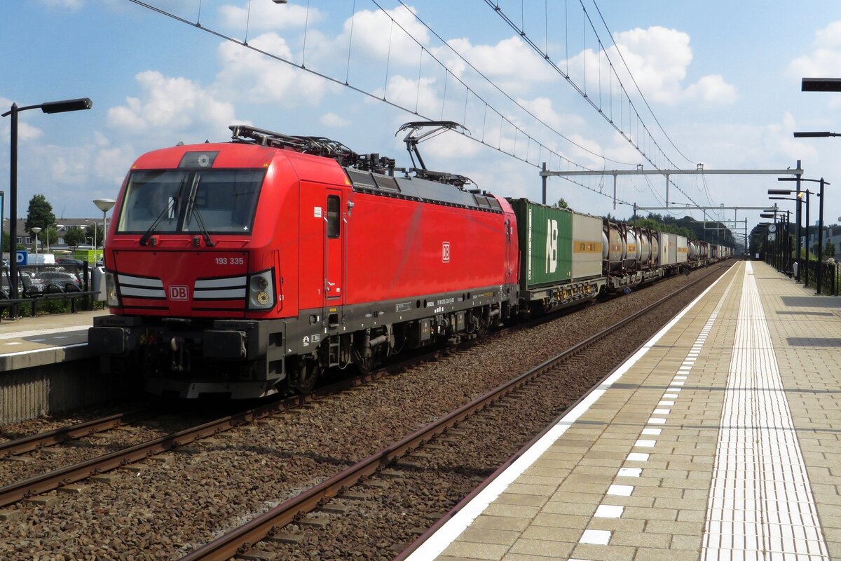 Mit der Rühland-KLV durchfahrt am 23 Juli 2021 DBC 193 335 Tilburg-Reeshof. 