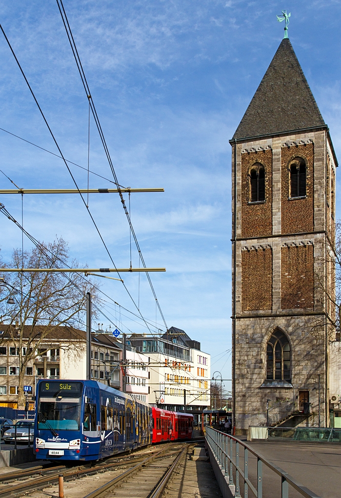 
Mit ShiftN überarbeitete Version von dem BB-Bild http://www.bahnbilder.de/bild/deutschland~stadtbahnen-und-u-bahnen~stadtbahn-koln-niederflurstadtbahnen-bombardier-k4000-und-k4500/853919/zwei-gekoppelte-stadtbahn-triebwagen-vom-typ-bombardier.html 

Zwei gekoppelte Stadtbahn-Triebwagen vom Typ Bombardier Flexity Swift K 4000 (6xNfGlTwZR) der KVB (Kölner Verkehrs-Betriebe AG) haben am 08.03.2015 als Linie 9 gerade die Station Heumarkt verlassen.

Rechts der Turm von Klein St. Martin, nach Kriegszerstörung wurde nur wieder der Turm aufgebaut. 