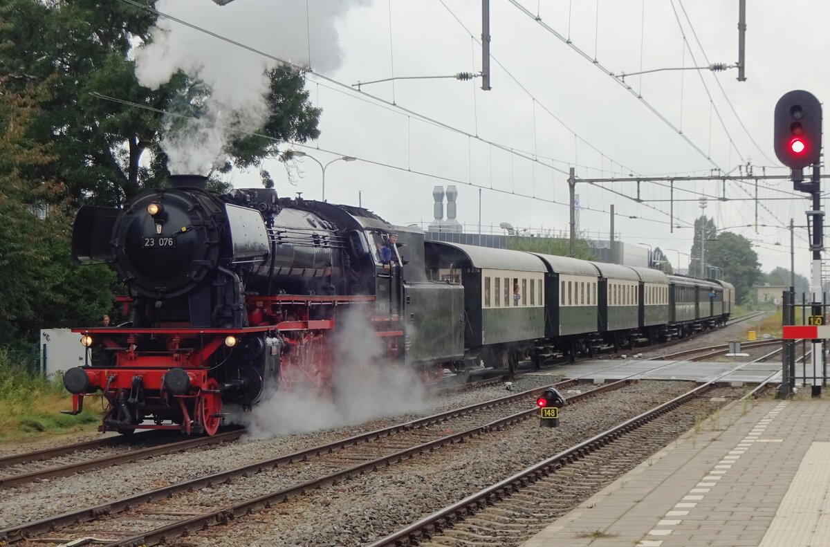 Mit der taglichen Dampfpendelzug aus Beekbergen treft VSM 23 076 am 29 Augustus 2021 in Dieren ein.