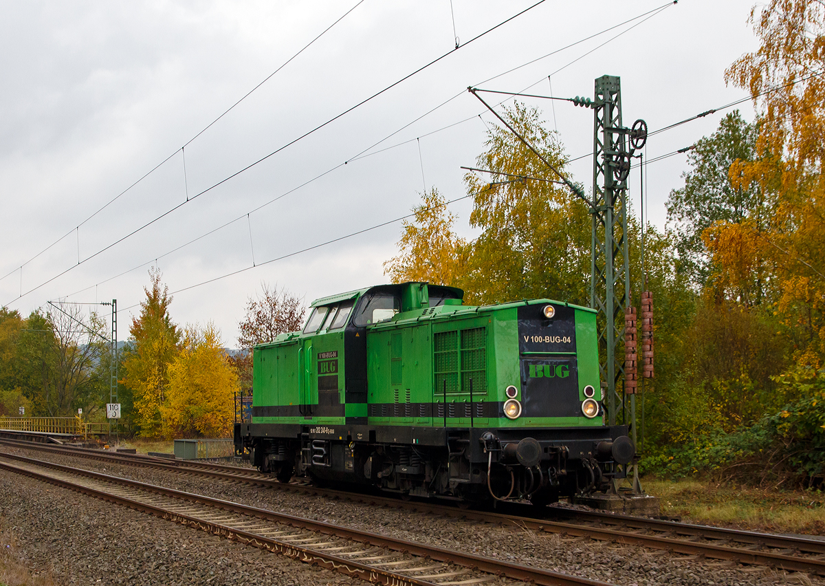 
Mit verkehrtherum geschalteten Lichtern, fährt die V 100-BUG-04 (92 80 1202 240-8 D-BUG), ex DB 202 240-8, ex DR 112 240-7, ex DR 110 240-9, am 27.10.2018 als Lz durch Siegen-Eiserfeld in Richtung Siegen. 

Die V 100.1 wurde 1970 bei LEW (VEB Lokomotivbau Elektrotechnische Werke „Hans Beimler“, Hennigsdorf) unter der Fabriknummer 12522 gebaut und als 110 240-9 an die DR (Deutsche Reichsbahn) ausgeliefert. 1984 erfolgte der Umbau in DR 112 240-7 (Remotorisierung unter Verwendung eines 12-Zylinder-Viertakt-Dieselmotor vom Typ 12 KVD 18/21 AL-4 mit 1200 PS (932 kW) Leistung im Raw Stendal) und 1992 die Umzeichnung in DR 202 240-8, ab den 1.12.1994 dann DB 202 240-8. Im Jahr 2000 erfolgte die Ausmusterung bei der DB und ging ans SFZ - Schienenfahrzeugzentrum Stendal. Im Jahr 2010 ging sie dann an Uwe Adam EVU GmbH in Eisenach al 23  JUDY  (92 80 1202 240-8 D-BWESA) und 2016 kam sie dann zur BUG.