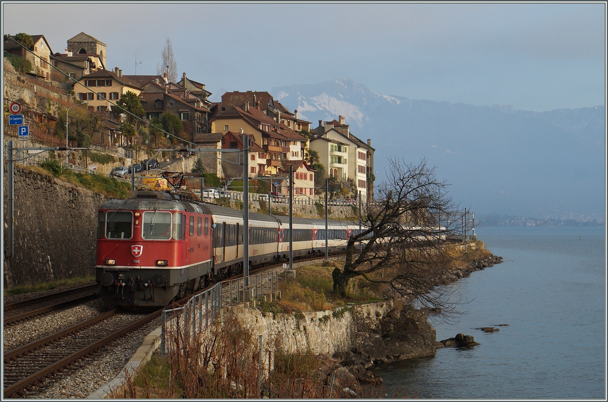 Mit der Verpendelung der  Walliser IR  Genve-Aroport - Brig auf den Fahrplanwechsel im Dez. 2015 nahm der seltene Einsatz einer Re 4/4 II vor in diesen Diensten ein definives Ende; das Bild zeigt die Re 4/4 II 11140 mit dem IR 1728 bei St-Saphorin. Ergnzend bleibt noch anzufgen, dass die Re 4/4 II ab dem Fahrplanwechsel planmssig die meisten Verstrkungs-IR Sion - Genve bernommen haben. 8. Dez. 2015